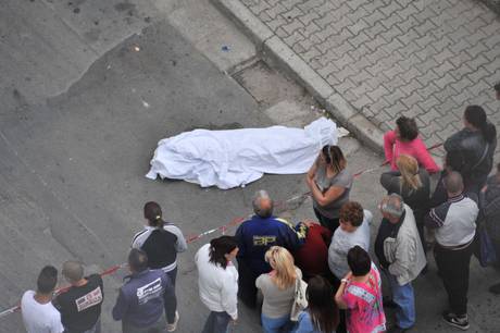 78ENNE MUORE INVESTITO DA CAVALLO E CALESSE A NAPOLI