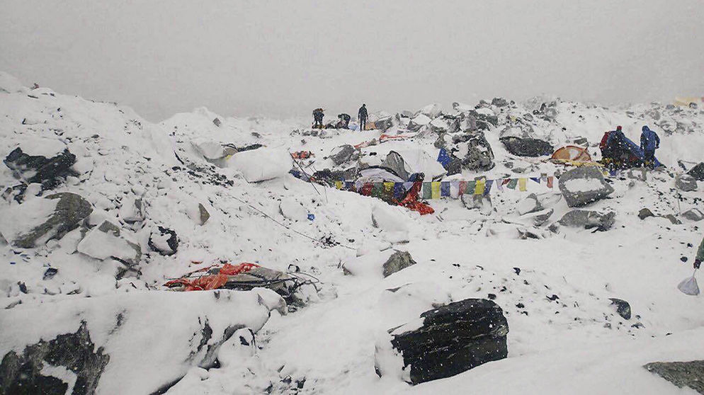 Terremoto-Nepal-provoca-avalancha-Everest_LNCIMA20150425_0113_27