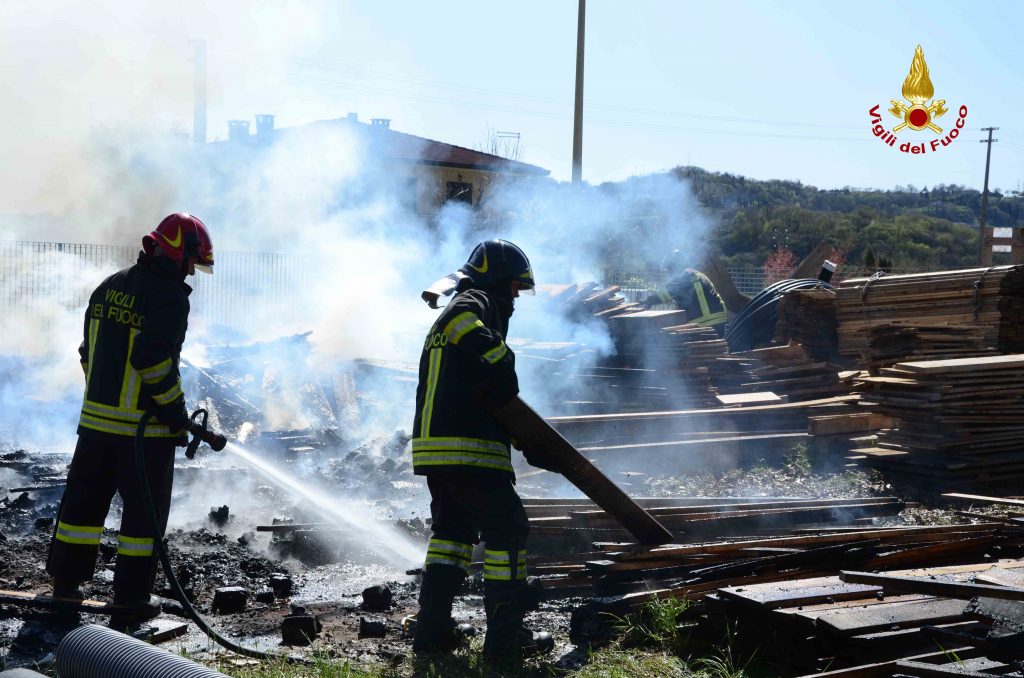 MONTEVIALE: incendio nel deposito-cantiere