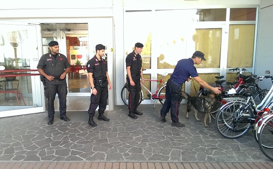 Sir all'esterno di una Scuola