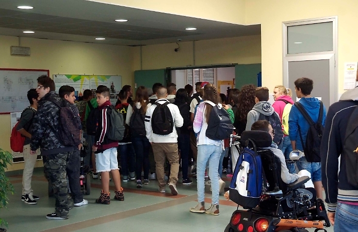 1378993139171.jpg--ingresso_degli_studenti_allo_sraffa
