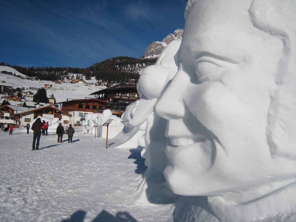 A Selva di Val Gardena si scolpisce la neve (se arriva)