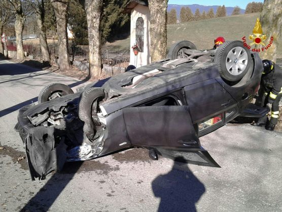 ASIAGO –  Si ribalta con la BMW e resta intrappolata tra le lamiere