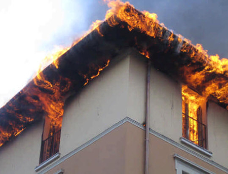 incendio-tetto-casa-schio