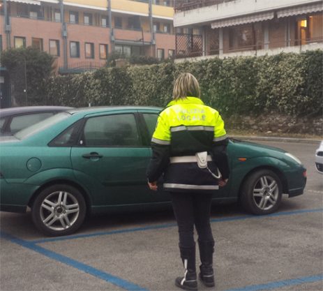 SCHIO – Nomadi si buttano in mezzo alla strada per truffare la gente