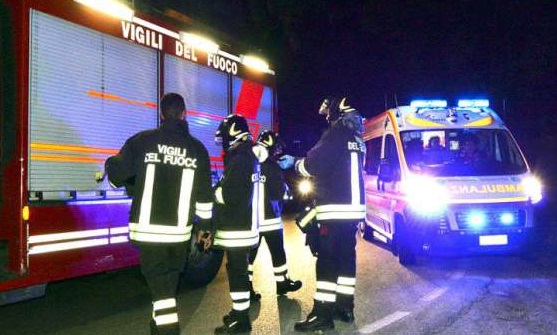 vigili-del-fuoco-e-ambulanza-di-notte-800_01