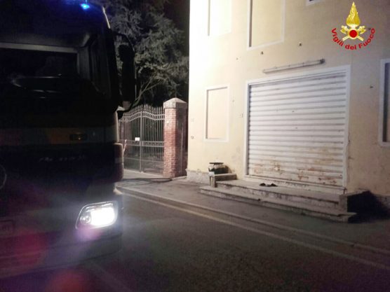 BOLZANO VICENTINO – Fiamme nella notte, brucia l'auto in cortile