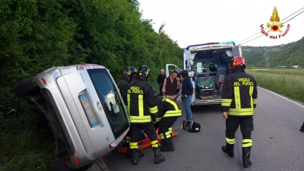 MONTEVIALE – Si ribalta con l’auto, 35enne soccorsa dai vigili del fuoco