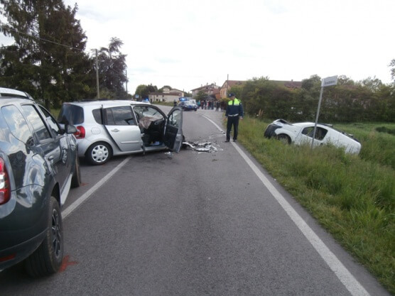 SANDRIGO – Grave frontale auto-furgone, ferita anche una bambina