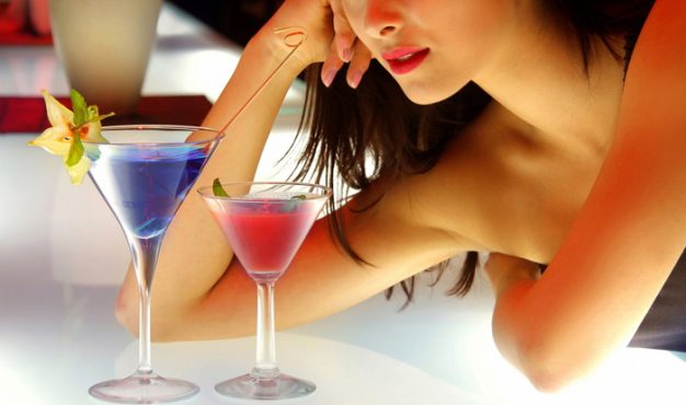 SANTORSO – Ci prova con una ragazza, bicchierata in faccia