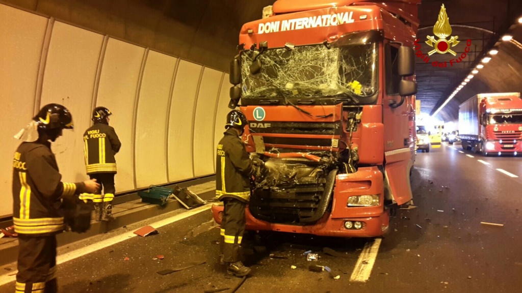 VICENZA – Tamponamento fra TIR in galleria autostrada A4