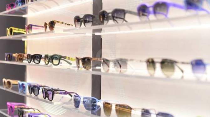 SCHIO – Ruba occhiali e torna sul luogo del delitto: denunciata