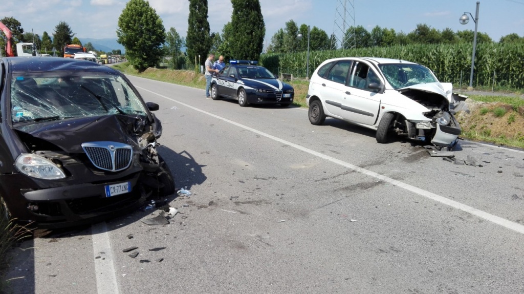 Frontale fra due auto: cinque feriti, tre sono minorenni