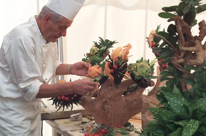 EVENTI – Piazza Erbe: Berto Tomasi intaglia frutta e ortaggi