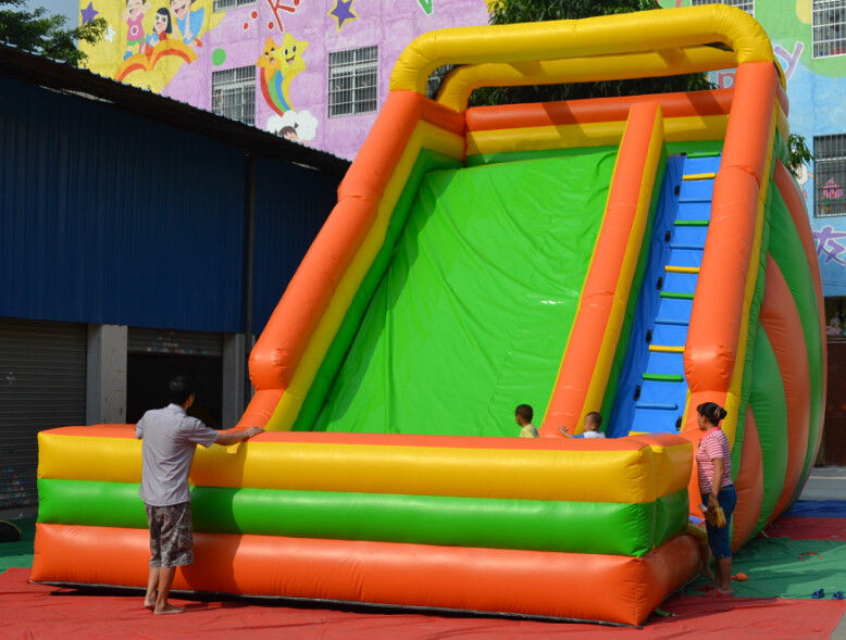 SCHIO – Cadono dal gonfiabile in oratorio: paura per tre ragazzi