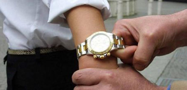 MAROSTICA – Tentano di rubargli l’orologio, ma lui reagisce