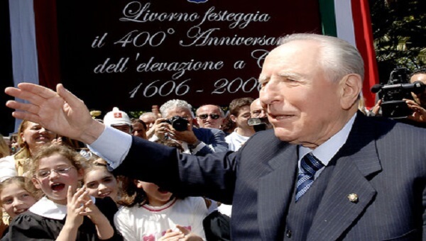 Roma-IL Presidente della Repubblica Carlo Azeglio Ciampi festeggiato dai suoi concittadini in occasione della visita alla sua città,stamane 3 maggio 2006.(foto di Enrico Oliverio-Ufficio Stampa della Presidenza della Repubblica)