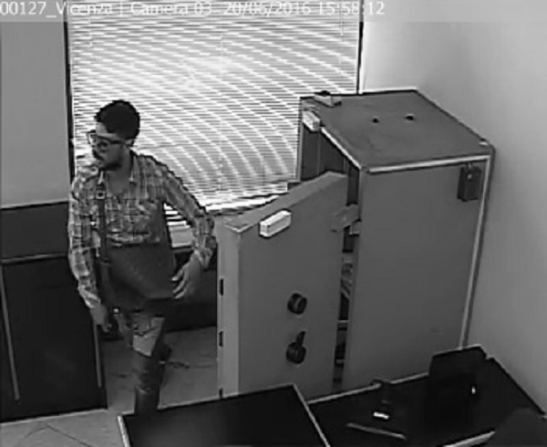 Rapina una banca a Vicenza, scovato dai carabinieri
