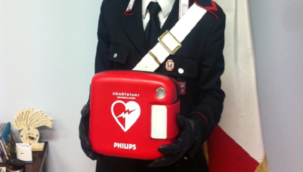 carabiniere-con-defibrillatore
