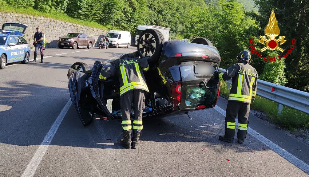 VENETO – Frontale in Alemagna: auto cappottata e 3 feriti