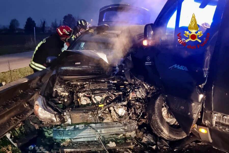 VENETO – Violento scontro fra un furgone e due auto: tre feriti