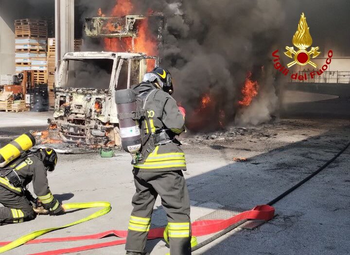 Veneto – Camion frigo in fiamme all’interno di un’azienda di frutta