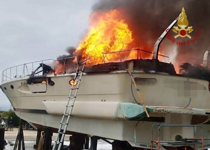 Veneto – Incendio in marina: due barche a fuoco