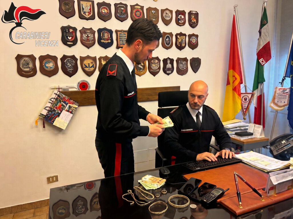 Carabinieri con denaro e gioielli, fotografia pubblicata dalla fonte
